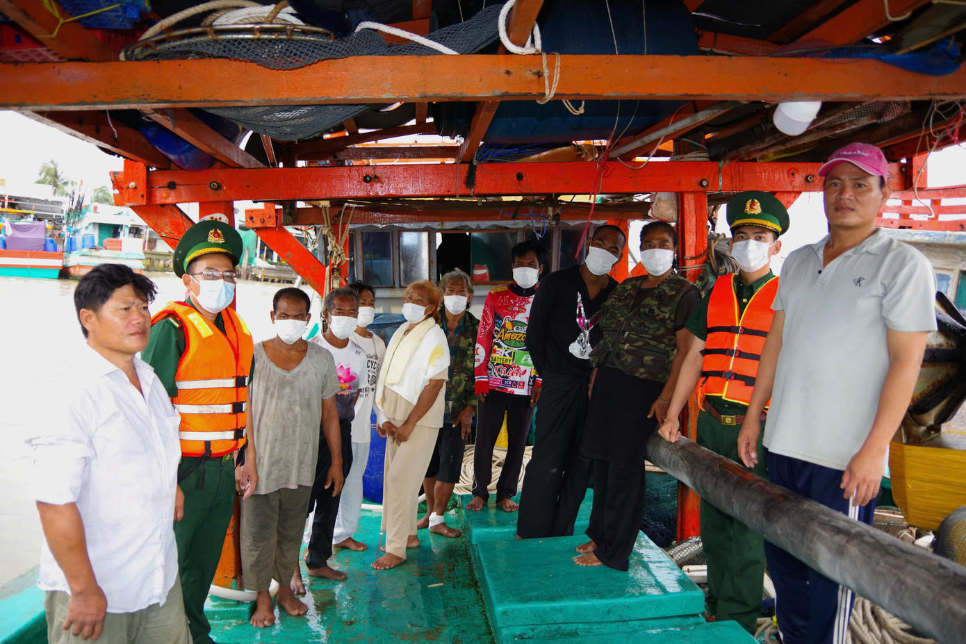 8 người nước ngoài trôi dạt trên biển được cứu vớt đưa vào bờ an toàn. Ảnh: Hoàng Tá. 8 người nước ngoài trôi dạt trên biển được cứu vớt đưa vào bờ an toàn. Ảnh: Hoàng Tá.