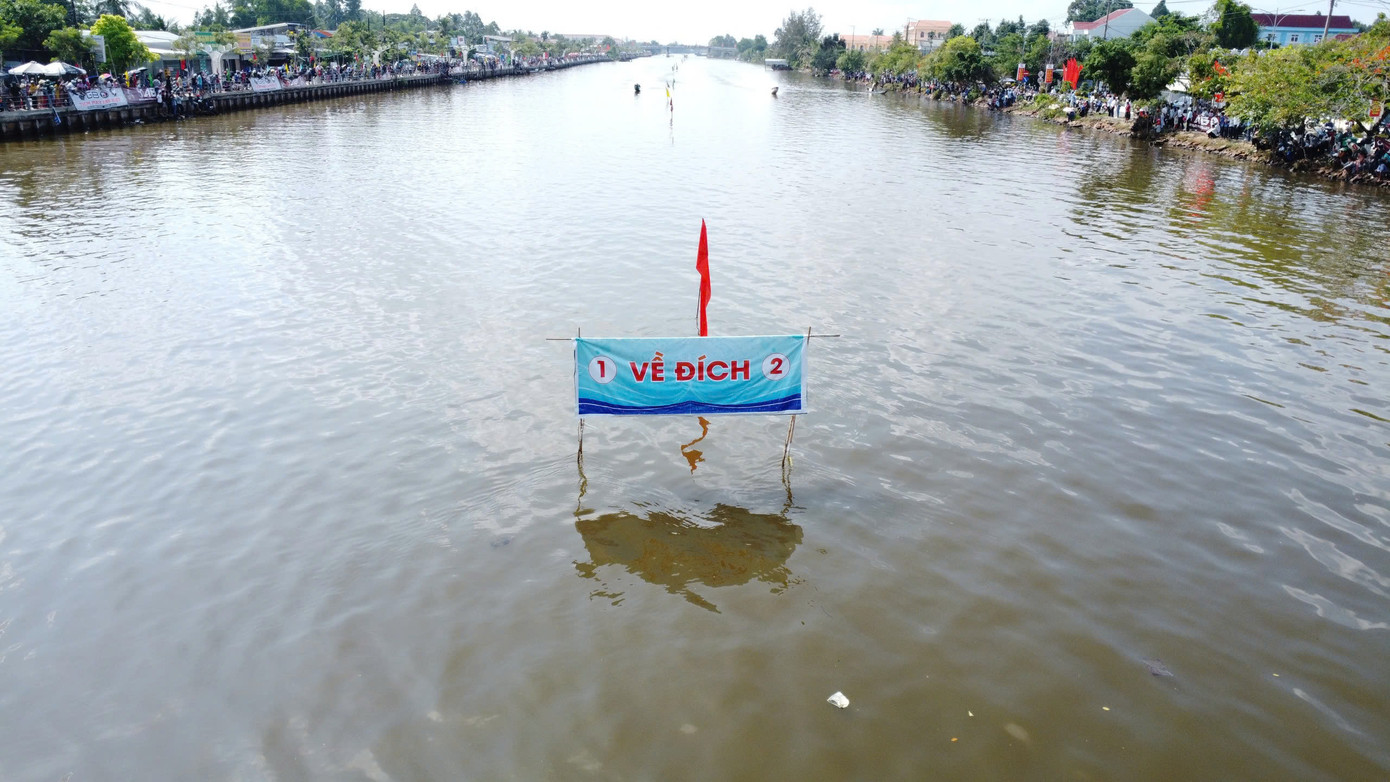 Sau nhiều giờ tranh tài sôi nổi, giải Nhất cuộc đua thuộc về vận động viên Lý Tường Duy ở huyện Ngọc Hiển, tỉnh Cà Mau; giải Nhì thuộc về vận động viên Nguyễn Chí Diễn, huyện Đầm Dơi, tỉnh Cà Mau; vận động viên Võ Văn Lý, tỉnh Long An đạt giải Ba.