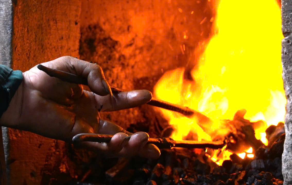 Bà Trần Thị Thúy Phượng (vợ ông Nhân) cho hay: “Mình đi đường sông phục vụ những mối quen thuận tiện hơn, phục vụ tận nhà, vì nhiều người vẫn thích dùng dao, kéo, nông cụ rèn thủ công vì sắc bén hơn các loại dao, kéo làm công nghiệp”. Bà Trần Thị Thúy Phượng (vợ ông Nhân) cho hay: “Mình đi đường sông phục vụ những mối quen thuận tiện hơn, phục vụ tận nhà, vì nhiều người vẫn thích dùng dao, kéo, nông cụ rèn thủ công vì sắc bén hơn các loại dao, kéo làm công nghiệp”.