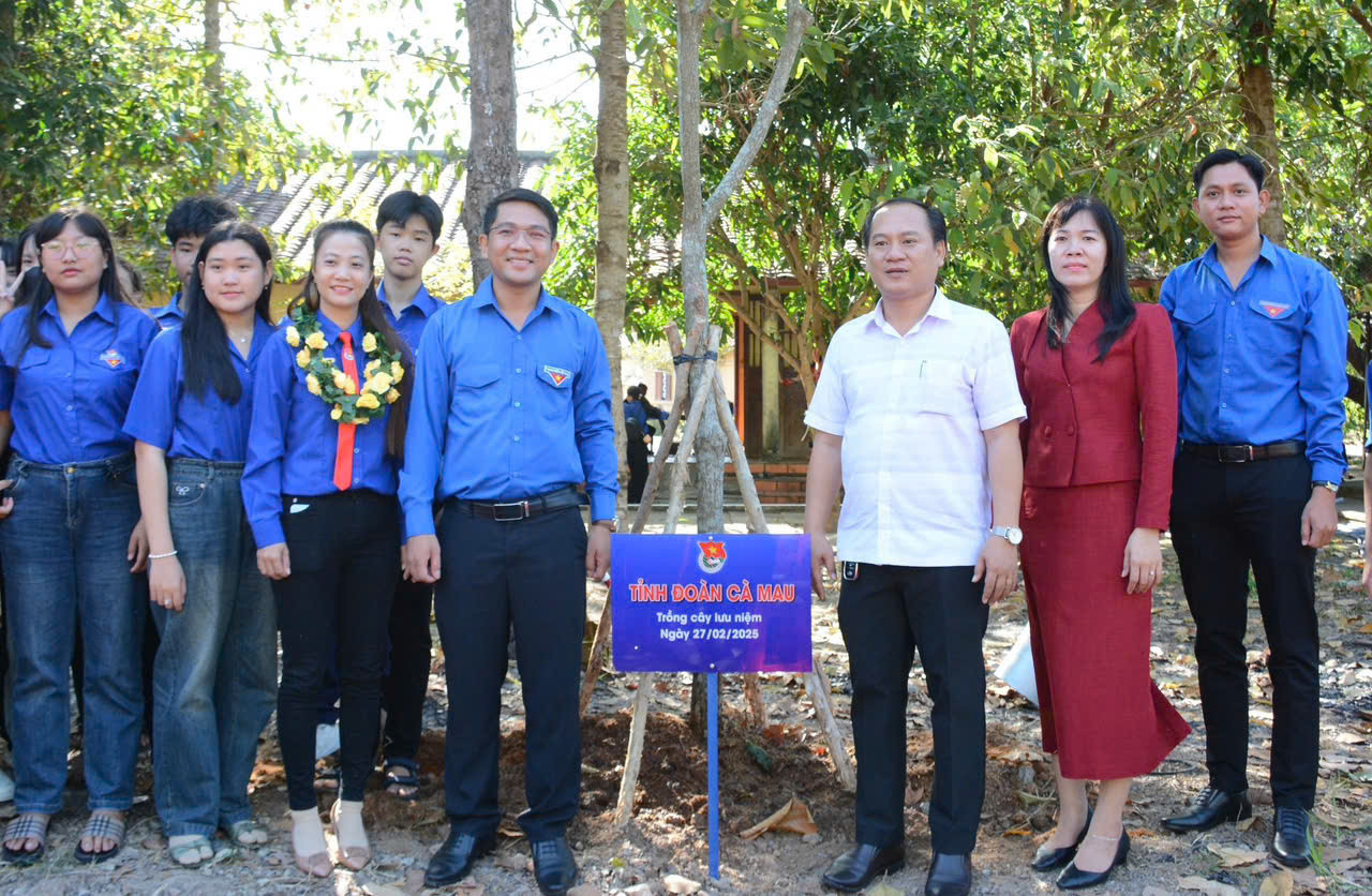 Đại biểu tham gia ngày hội trồng cây lưu niệm tại di tích. Đại biểu tham gia ngày hội trồng cây lưu niệm tại di tích.