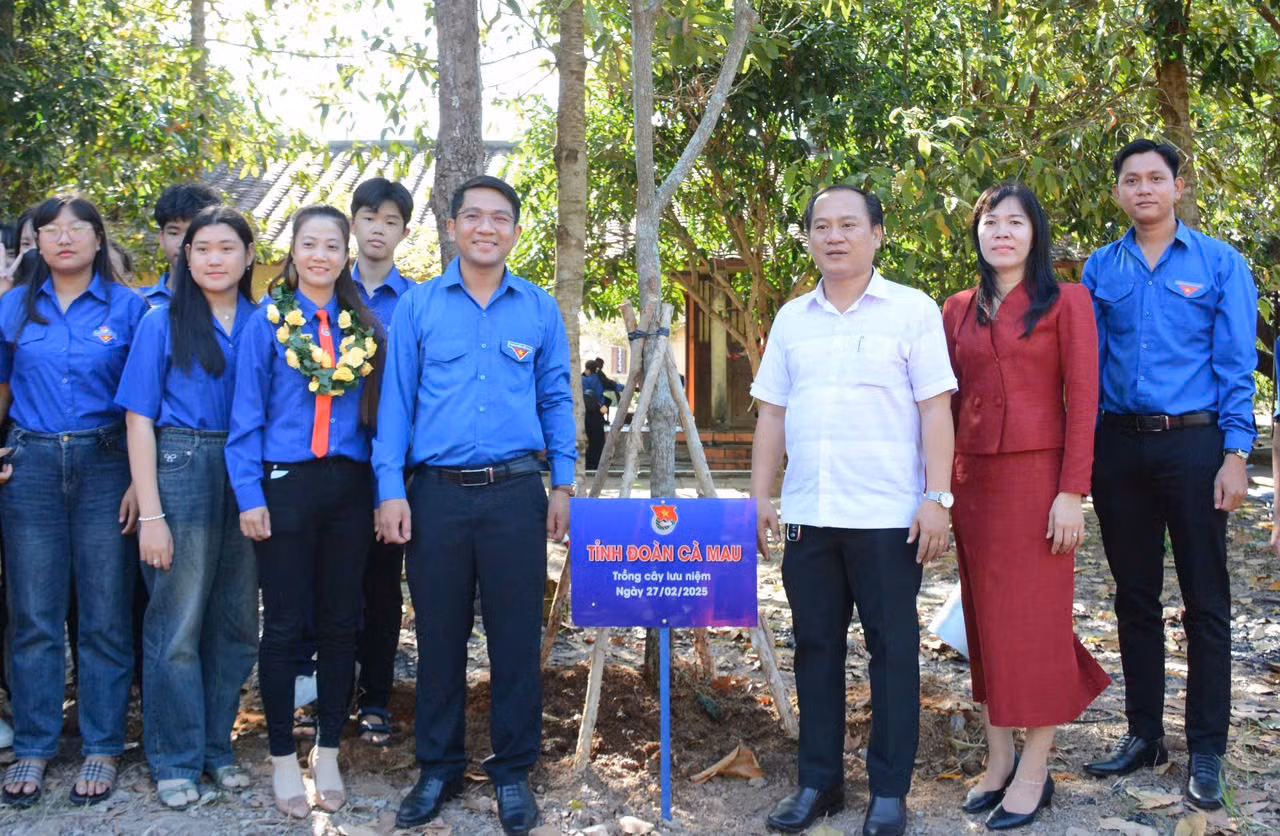 Đại biểu tham gia ngày hội trồng cây lưu niệm tại di tích.