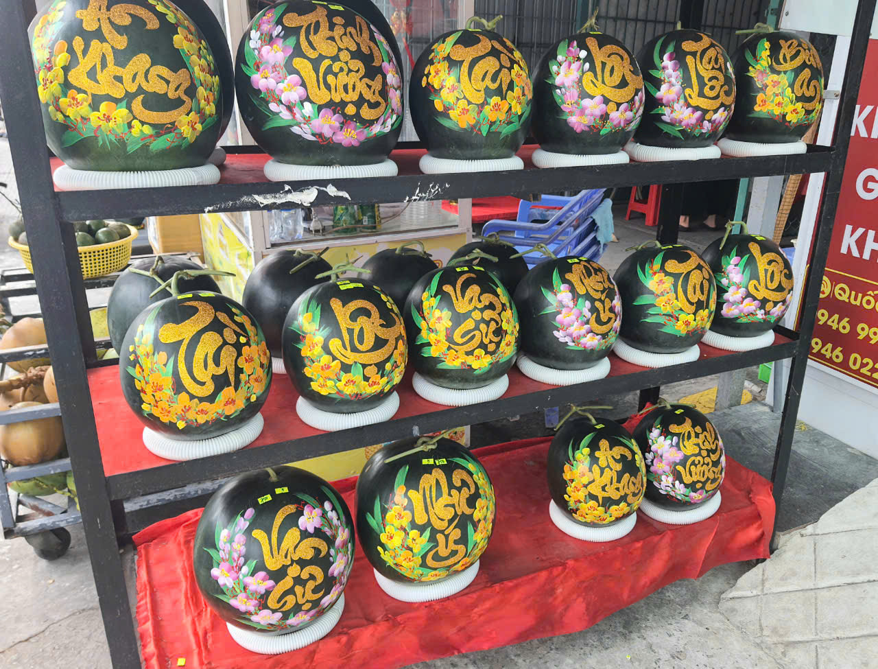 Những trái dưa hấu khắc dòng chữ thư pháp bán chạy nhiều như: Mã đáo thành công, Phúc - Lộc - Thọ, Phát Lộc, Tài Lộc, Phú Quý, Như Ý.