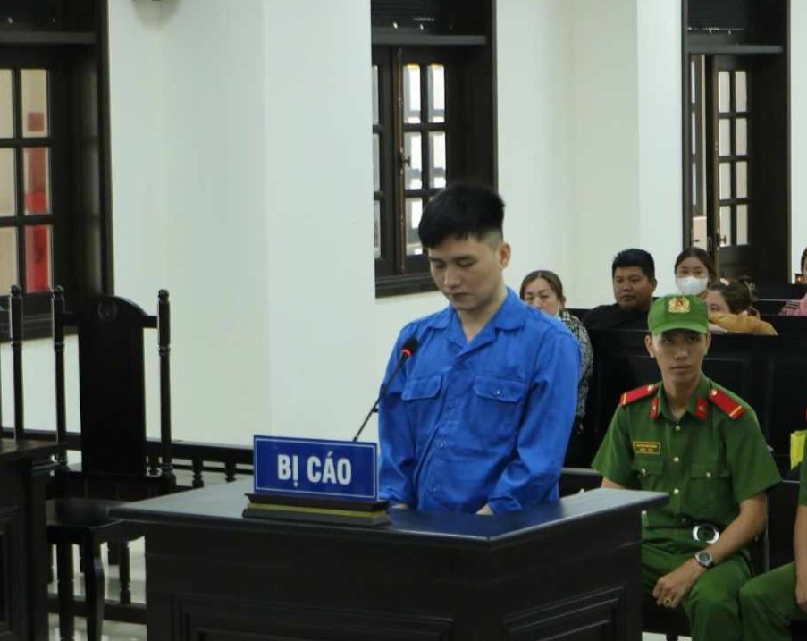 Bị cáo Phú tại phiên toà sơ thẩm. Bị cáo Phú tại phiên toà sơ thẩm.