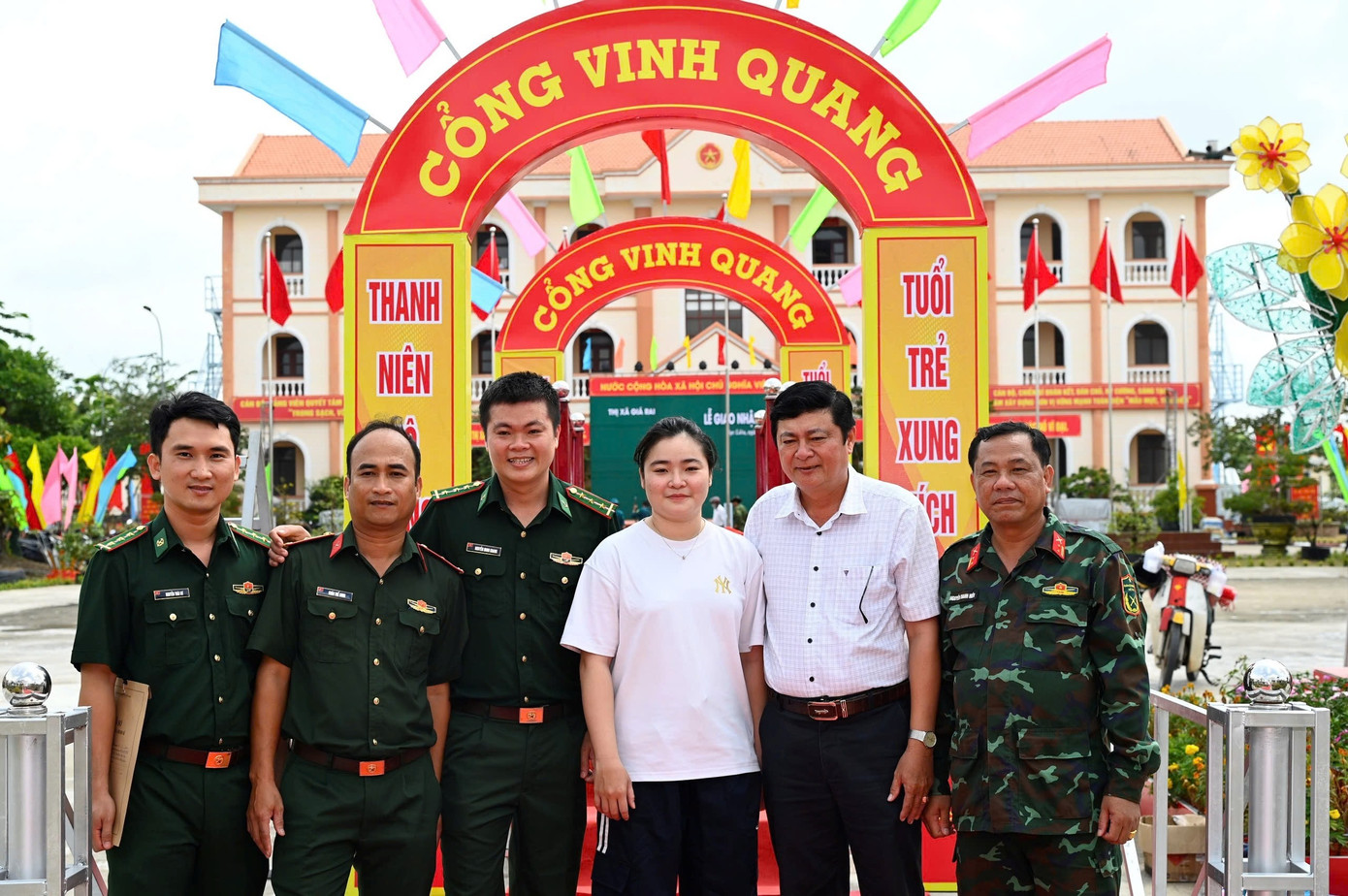 Thùy Trang chụp ảnh cùng cha mình trước khi lên đường nhập ngũ. Thùy Trang chụp ảnh cùng cha mình trước khi lên đường nhập ngũ.