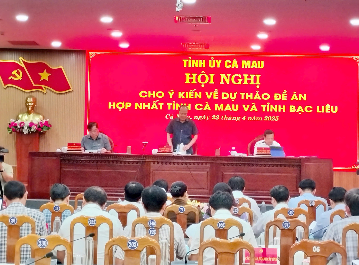 Quang cảnh Hội nghị cho ý kiến về dự thảo đề án hợp nhất tỉnh Cà Mau và Bạc Liêu. Quang cảnh Hội nghị cho ý kiến về dự thảo đề án hợp nhất tỉnh Cà Mau và Bạc Liêu.