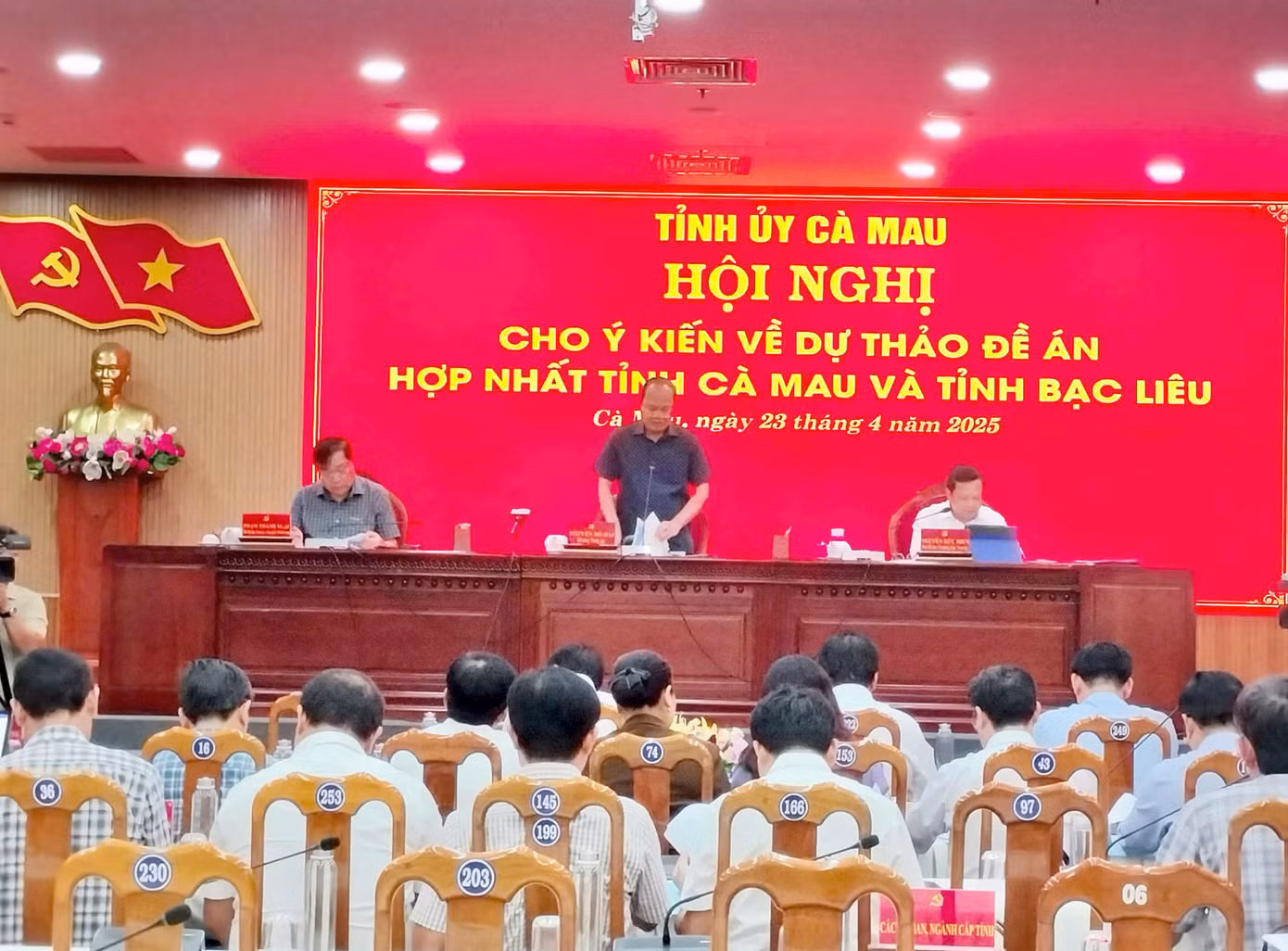 Quang cảnh Hội nghị cho ý kiến về dự thảo đề án hợp nhất tỉnh Cà Mau và Bạc Liêu.