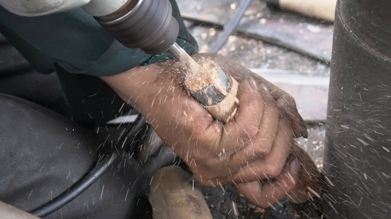 Nghề rèn dạo trên ghe từng có thời kỳ “hoàng kim”, làm không hết việc, nhưng với sự phát triển của công nghiệp và sự xuất hiện của các sản phẩm hiện đại, nghề rèn truyền thống đang mai một, nhiều lò rèn dạo và cả trên bờ dần “tắt lửa”. Nghề rèn dạo trên ghe từng có thời kỳ “hoàng kim”, làm không hết việc, nhưng với sự phát triển của công nghiệp và sự xuất hiện của các sản phẩm hiện đại, nghề rèn truyền thống đang mai một, nhiều lò rèn dạo và cả trên bờ dần “tắt lửa”.