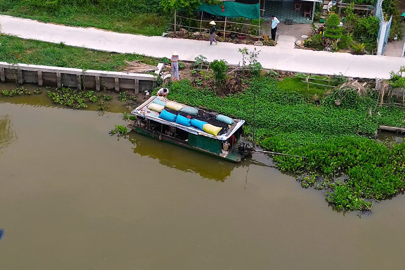 Trên những khúc sông ở Cà Mau, thỉnh thoảng vẫn nghe tiếng rao “Lò rèn Nhân Cần Thơ đây” vang lên, làm sống lại ký ức của bao người xưa, về những lò rèn dạo từng rất thịnh hành trên vùng sông nước miền Tây. Trên những khúc sông ở Cà Mau, thỉnh thoảng vẫn nghe tiếng rao “Lò rèn Nhân Cần Thơ đây” vang lên, làm sống lại ký ức của bao người xưa, về những lò rèn dạo từng rất thịnh hành trên vùng sông nước miền Tây.