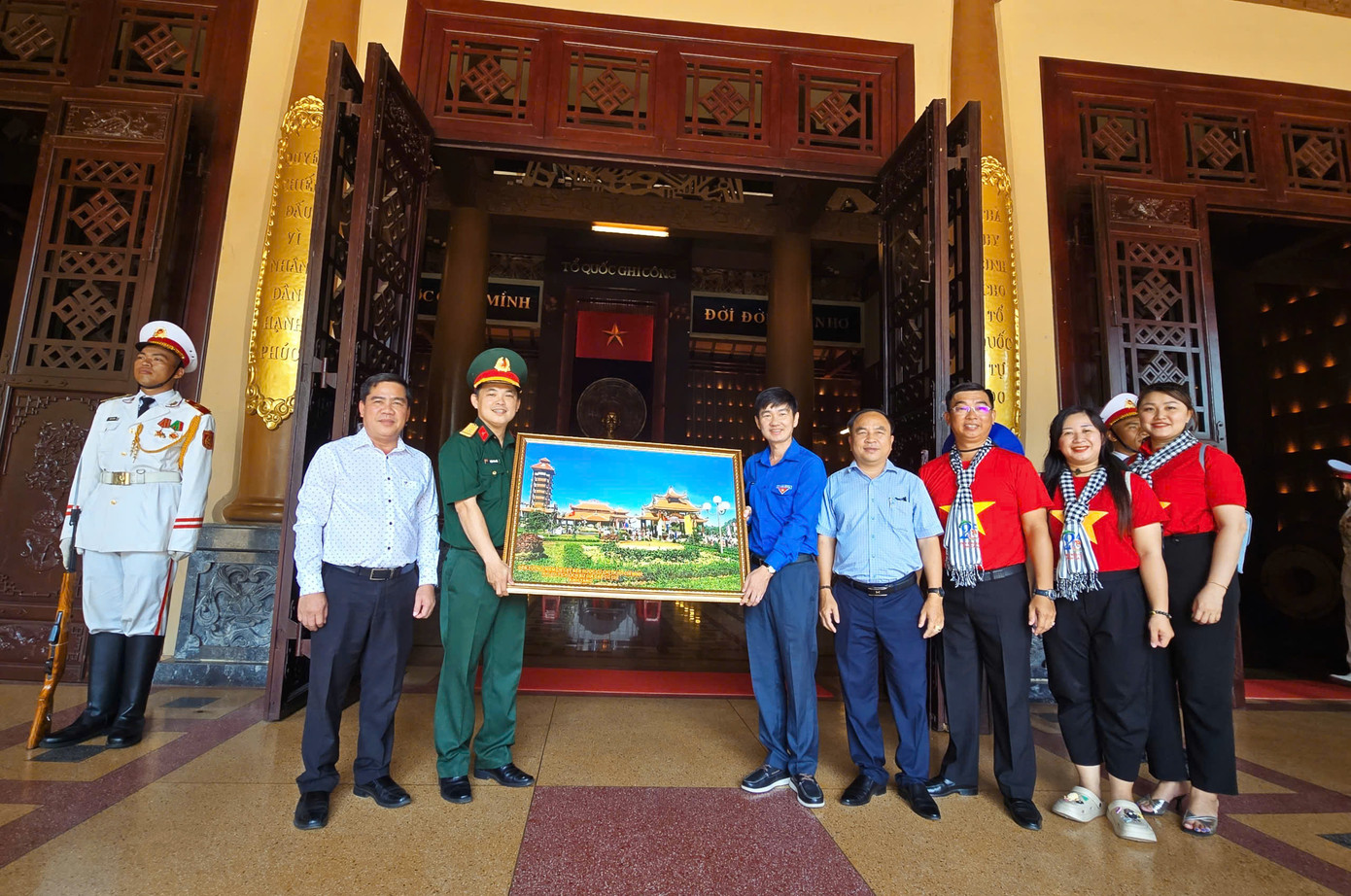 Đoàn thanh niên Cà Mau tới thăm Đền Bến Dược.