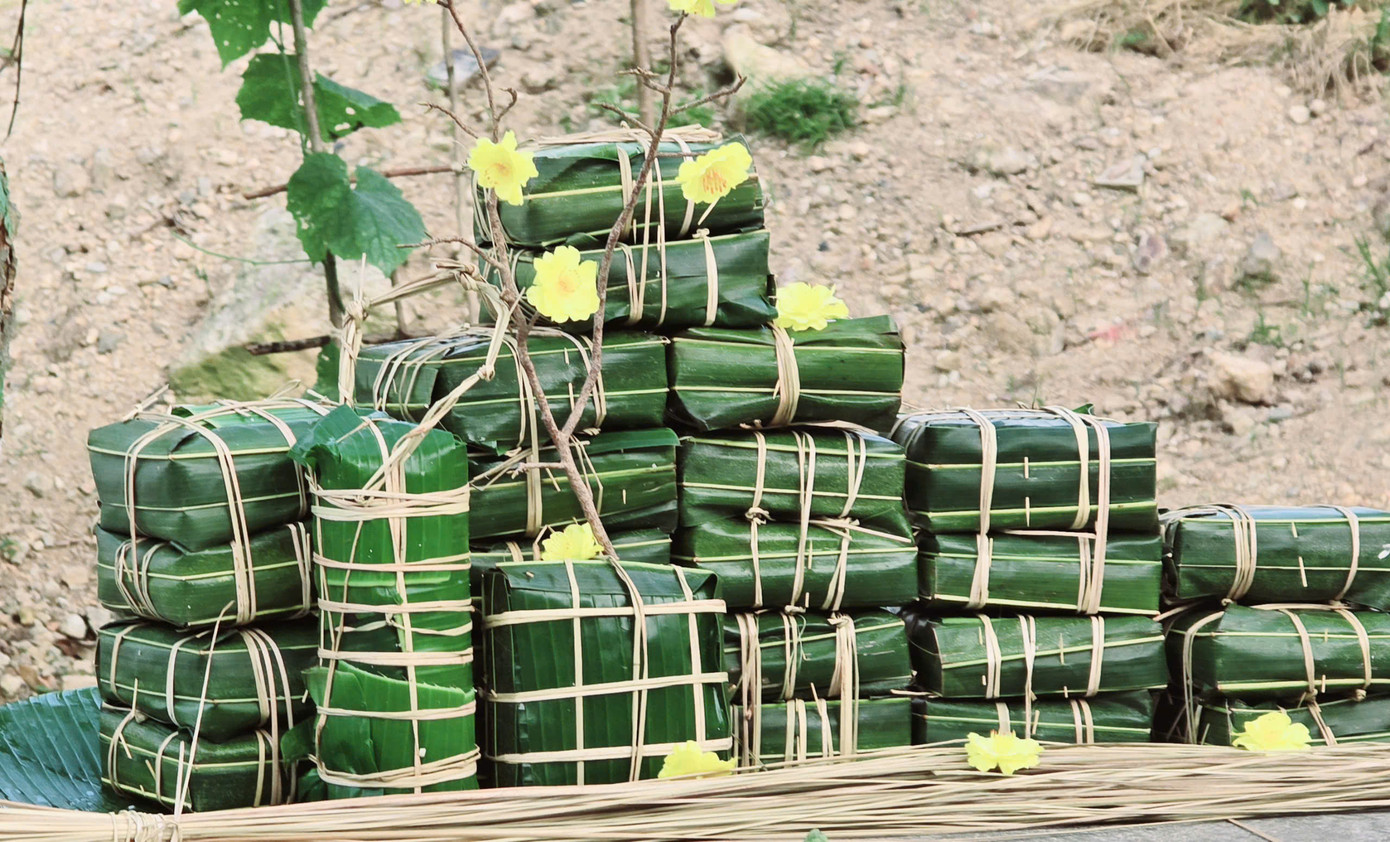 Hoạt động gói bánh chưng giúp các cán bộ, chiến sĩ làm nhiệm vụ nơi đảo xa có một cái Tết sum vầy. Hoạt động gói bánh chưng giúp các cán bộ, chiến sĩ làm nhiệm vụ nơi đảo xa có một cái Tết sum vầy.