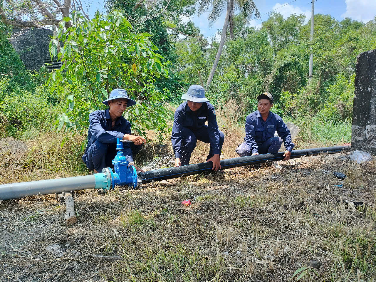 Công nhân kéo đường ống dẫn nước về xã Biển Bạch (huyện Thới Bình). Công nhân kéo đường ống dẫn nước về xã Biển Bạch (huyện Thới Bình).