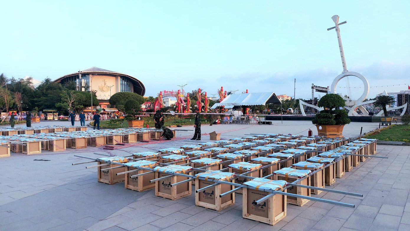 Giàn pháo hoa tại quảng trường Hùng Vương (phường 1, TP. Bạc Liêu) cũng được các đơn vị liên quan tích cực triển khai cho đêm nay.