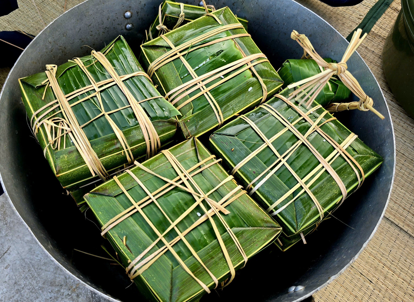 Thời gian để luộc một chiếc bánh cỡ nhỏ là khoảng 5 tiếng, với chiếc bánh lớn thì sẽ cần nhiều thời gian hơn. Thời gian để luộc một chiếc bánh cỡ nhỏ là khoảng 5 tiếng, với chiếc bánh lớn thì sẽ cần nhiều thời gian hơn.