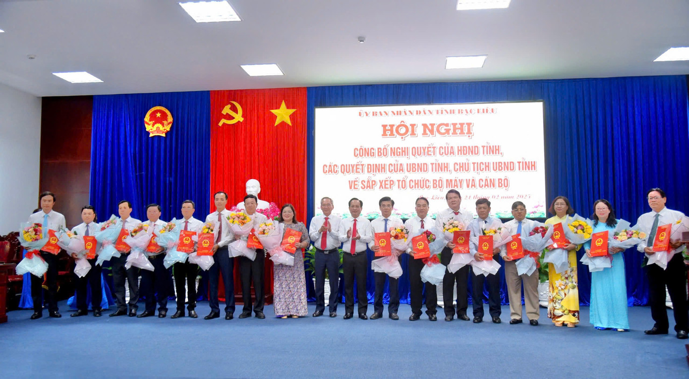 Bí thư Tỉnh uỷ - Lữ Văn Hùng và Chủ tịch UBND tỉnh Bạc Liêu Phạm Văn Thiều trao quyết định và hoa chúc mừng lãnh đạo các sở mới. Bí thư Tỉnh uỷ - Lữ Văn Hùng và Chủ tịch UBND tỉnh Bạc Liêu Phạm Văn Thiều trao quyết định và hoa chúc mừng lãnh đạo các sở mới.