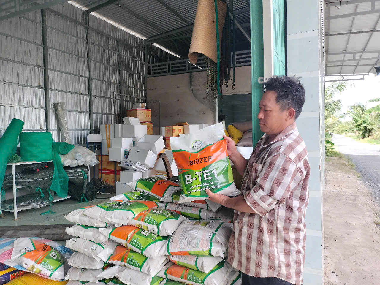 Ông Danh chủ động thu lại toàn bộ số lúa giả nhãn hiệu đã bán, chấp nhận chịu lỗ để giữ uy tín. Ông Danh chủ động thu lại toàn bộ số lúa giả nhãn hiệu đã bán, chấp nhận chịu lỗ để giữ uy tín.