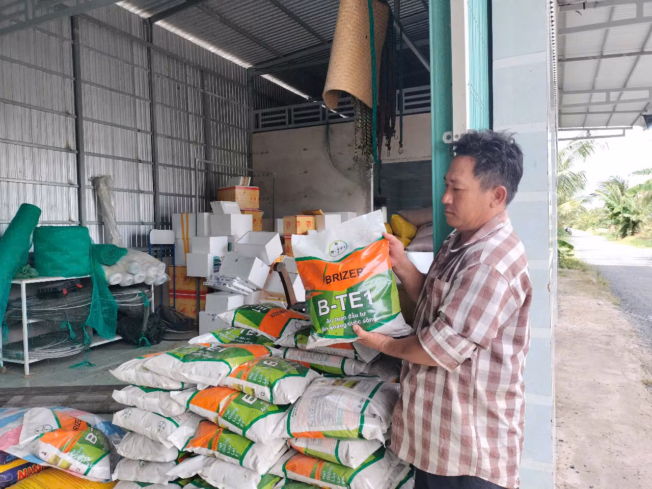 Ông Danh chủ động thu lại toàn bộ số lúa giả nhãn hiệu đã bán, chấp nhận chịu lỗ để giữ uy tín. Ông Danh chủ động thu lại toàn bộ số lúa giả nhãn hiệu đã bán, chấp nhận chịu lỗ để giữ uy tín.