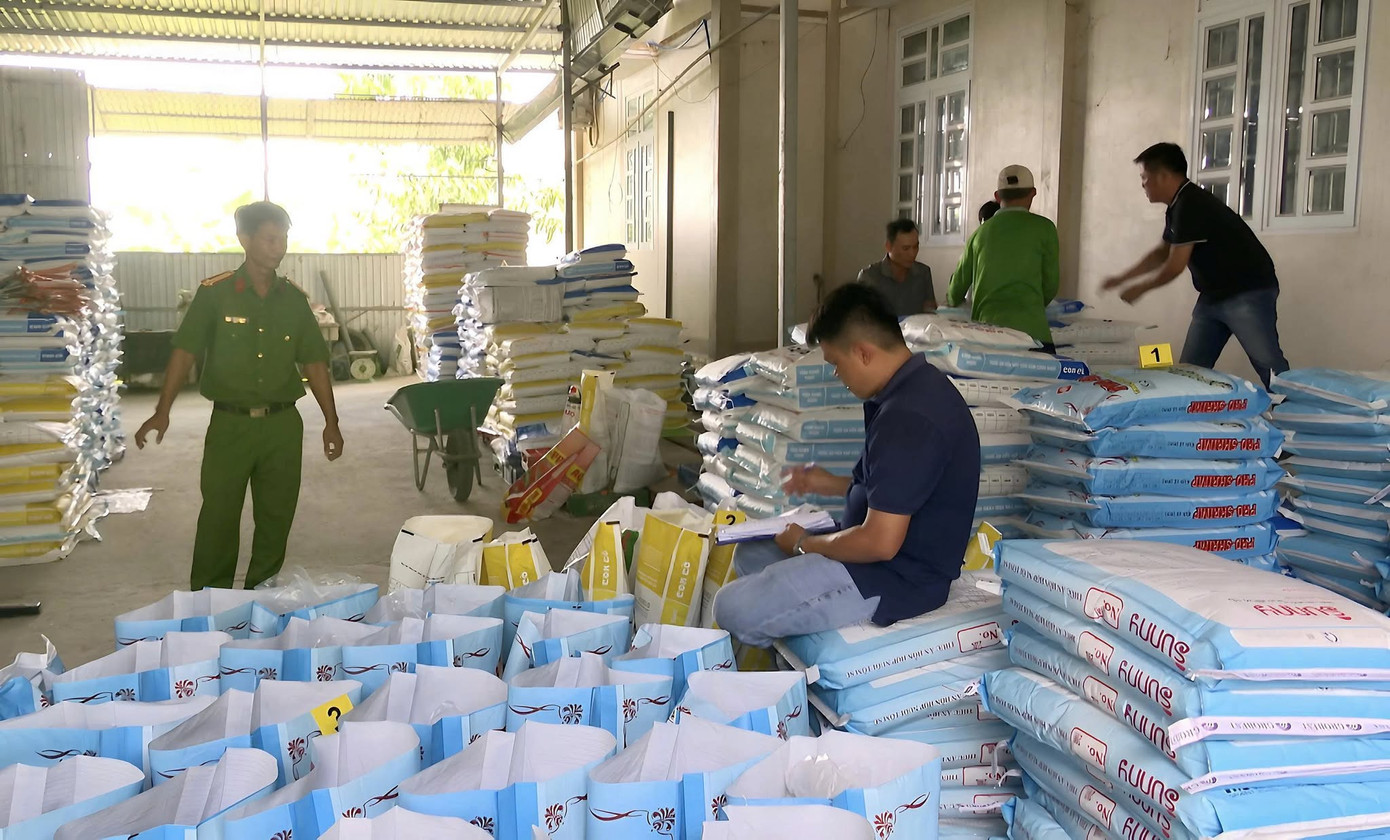 Thức ăn giả được phát hiện tại nhà ông Dương Văn Hòa. Ảnh: CACC. Thức ăn giả được phát hiện tại nhà ông Dương Văn Hòa. Ảnh: CACC.