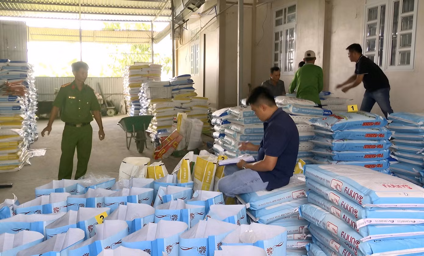 Thức ăn giả được phát hiện tại nhà ông Dương Văn Hòa. Ảnh: CACC.