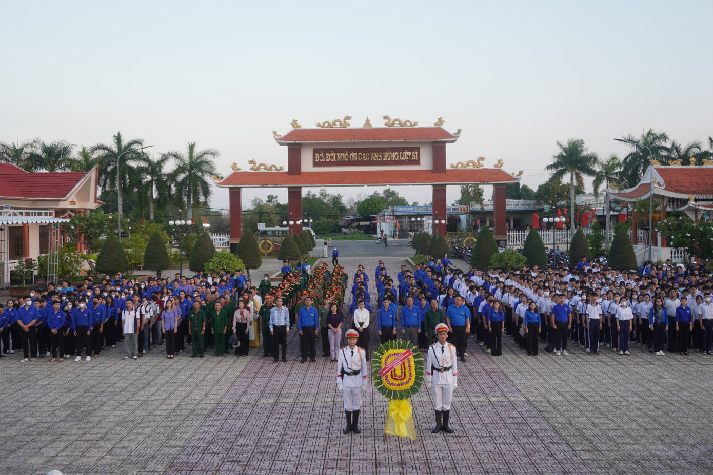 Đại biểu dâng hương, dâng hoa lên tượng đài Tổ quốc ghi công tỉnh Cà Mau.