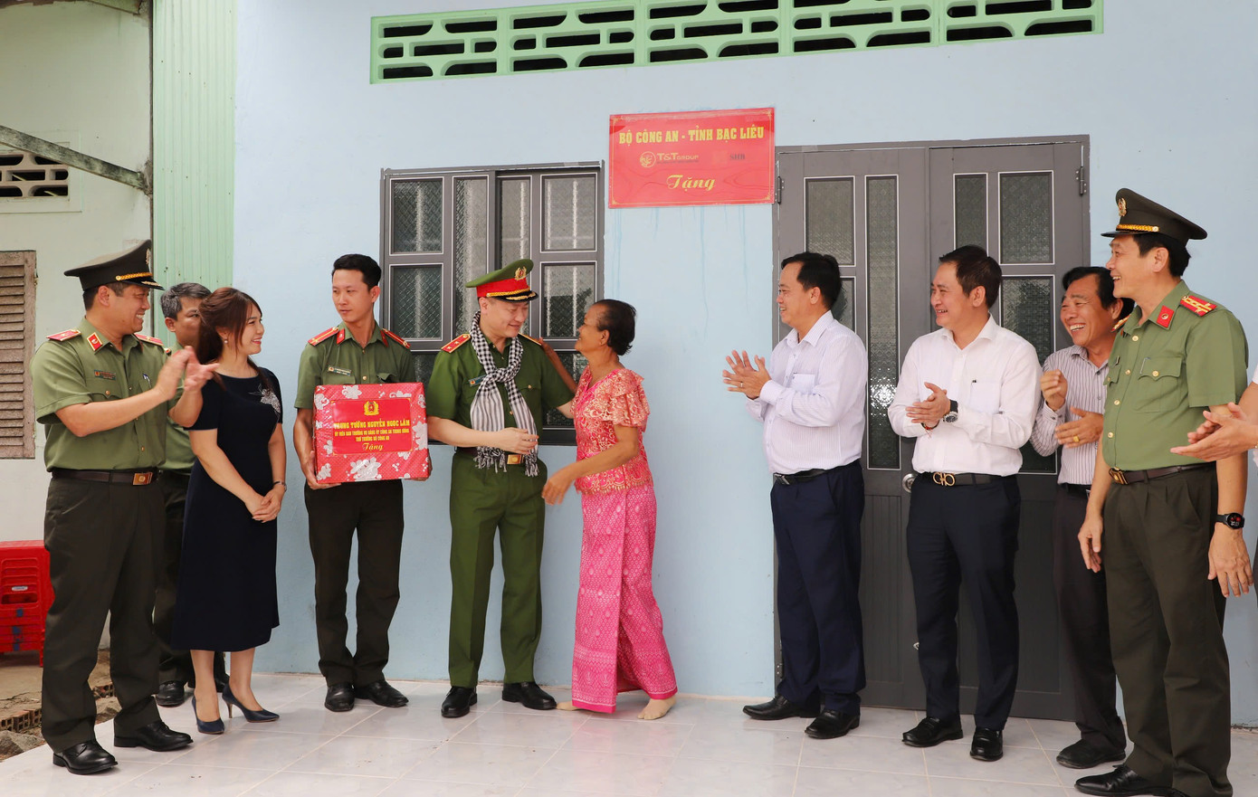 Lãnh đạo Bộ Công an và tỉnh Bạc Liêu bàn giao nhà cho một hộ nghèo là đồng bào dân tộc Khmer trên địa bàn tỉnh.