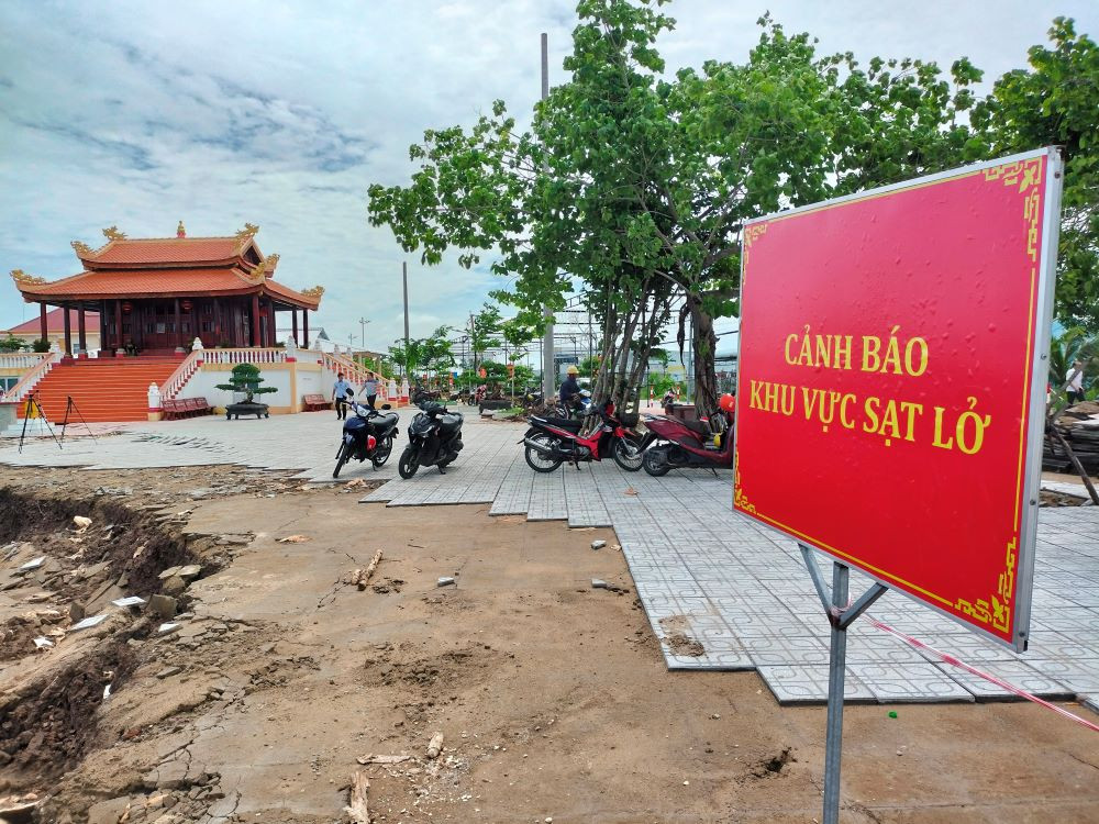 Hiện, khuôn viên miếu Bà Thuỷ Long vẫn còn nhiều vết rạn nứt đất, dự báo trong thời gian tới có thể xảy ra sạt lở tiếp.