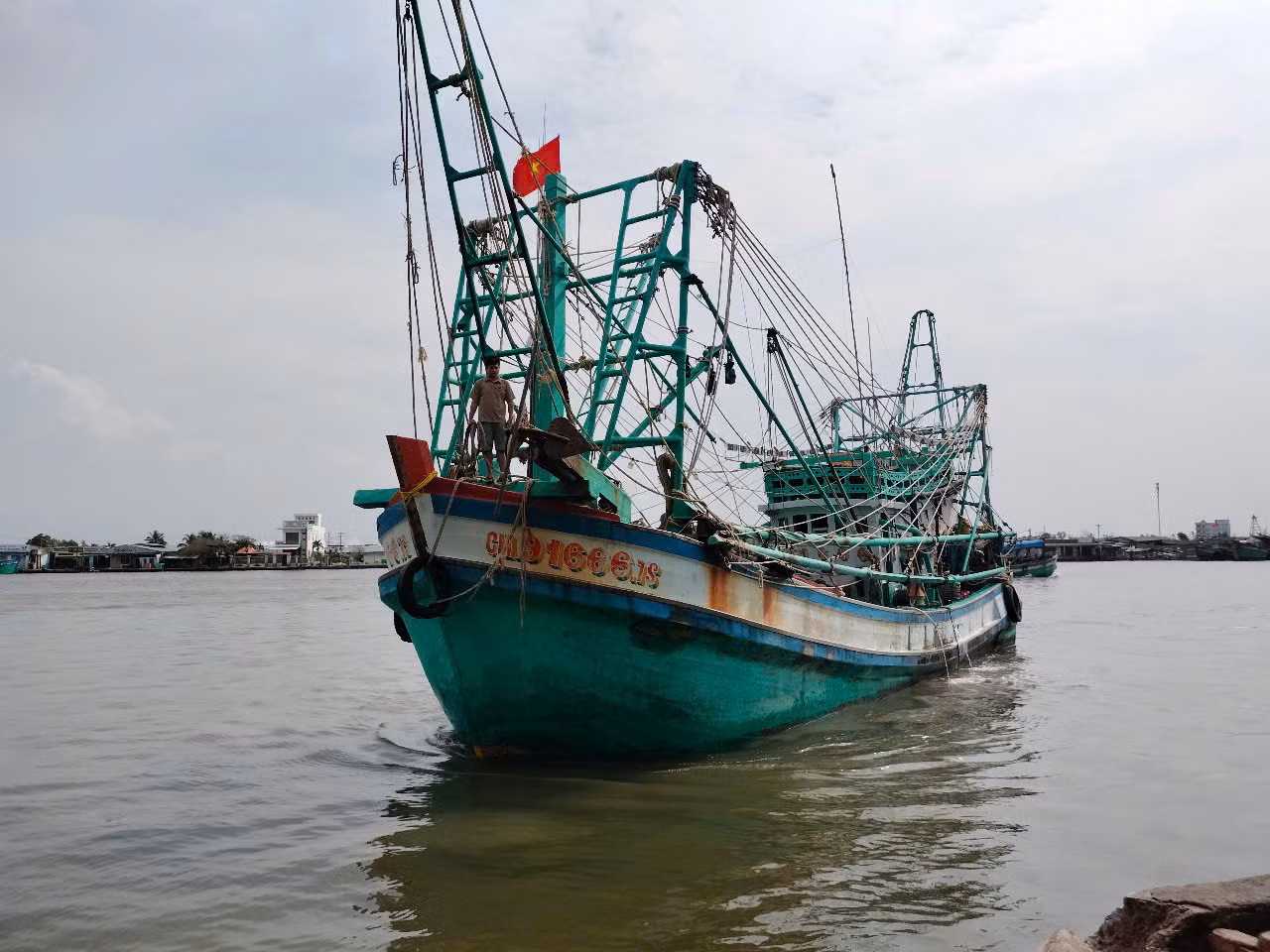 Theo Nghị quyết số 03 của HĐND tỉnh Cà Mau, tàu cá đủ điều kiện sẽ được hỗ trợ 100% cước thuê bao từ ngày 1/1/2022 đến hết ngày 31/12/2026 (5 năm). Theo Nghị quyết số 03 của HĐND tỉnh Cà Mau, tàu cá đủ điều kiện sẽ được hỗ trợ 100% cước thuê bao từ ngày 1/1/2022 đến hết ngày 31/12/2026 (5 năm).