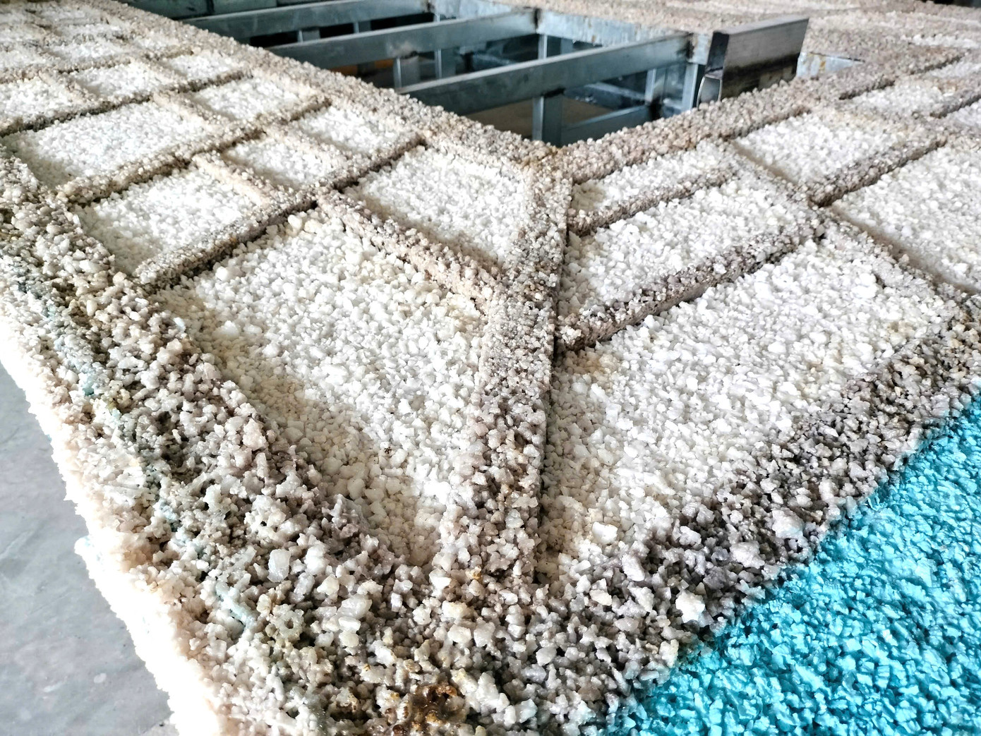 Những hạt muối nhỏ được tạo kết để thành nền cho cây đàn kìm.