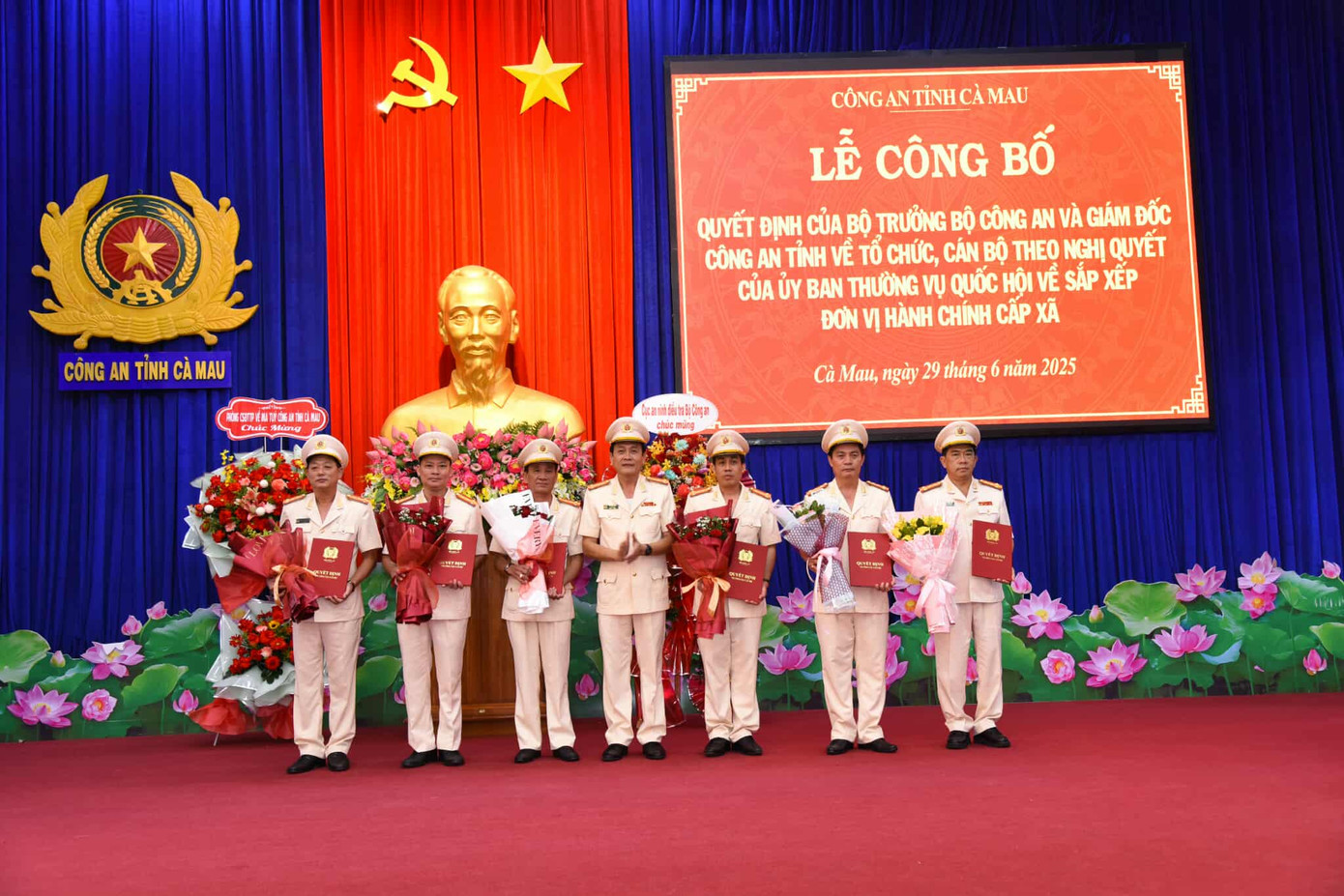 Giám đốc Công an tỉnh Cà Mau trao quyết định của Bộ trưởng Bộ Công an và tặng hoa chúc mừng 6 phó giám đốc Công an tỉnh Cà Mau (sau sáp nhập). Ảnh: Trọng Đạt.