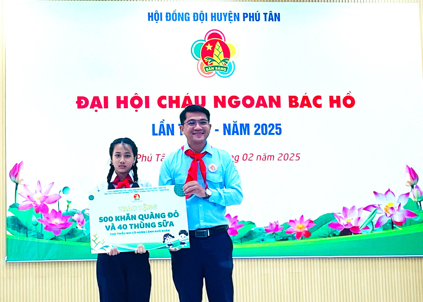 Hội đồng Đội tỉnh Cà Mau trao tặng quà cho thiếu nhi huyện Phú Tân. Hội đồng Đội tỉnh Cà Mau trao tặng quà cho thiếu nhi huyện Phú Tân.