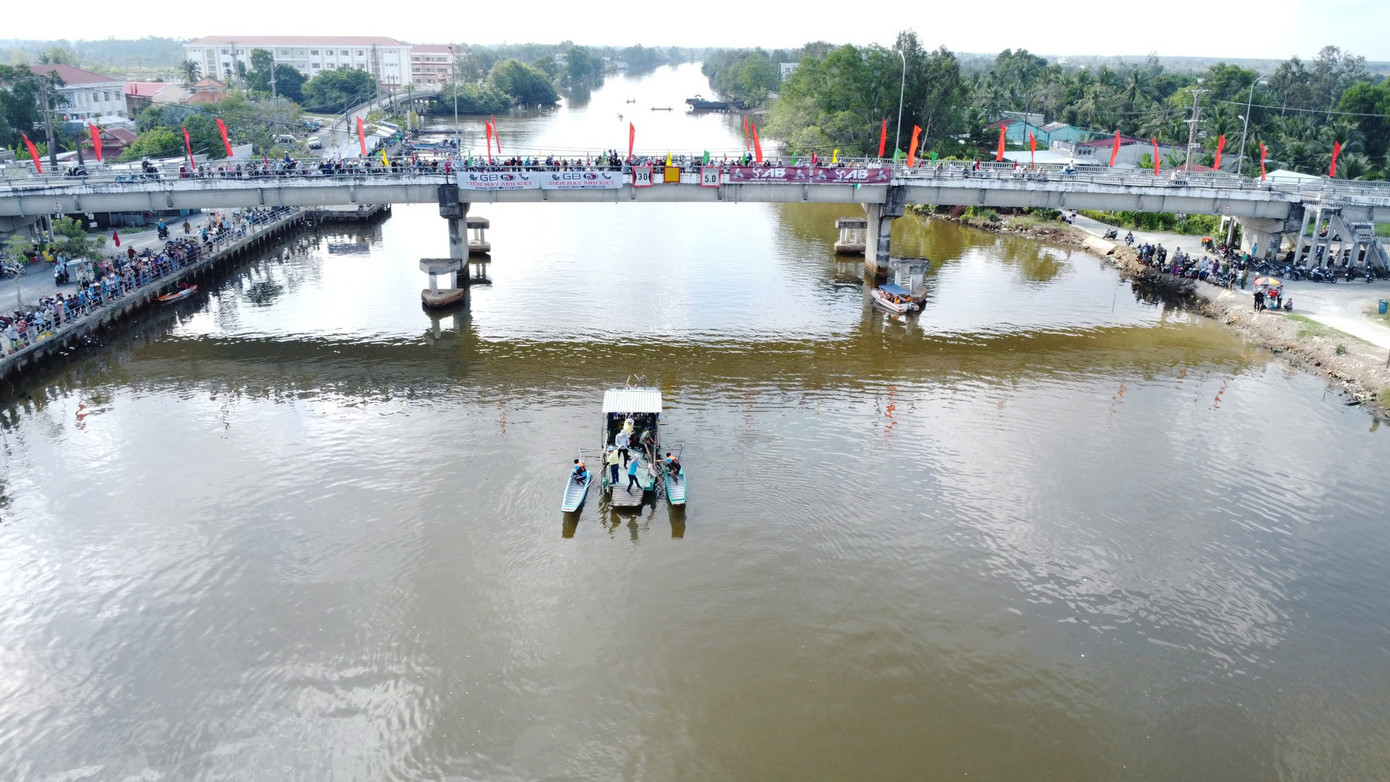 Ngay sau lễ khai mạc, các vận động viên tiến hành bốc thăm các cặp thi đấu theo hình thức loại trực tiếp.