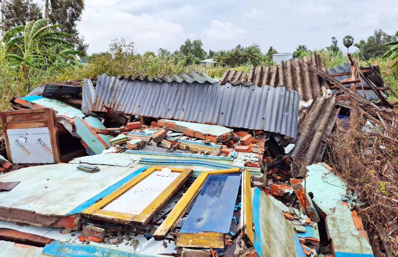 Lốc xoáy đã làm sập và tốc mái nhiều nhà dân ở huyện U Minh (Cà Mau). Ảnh: CTV.