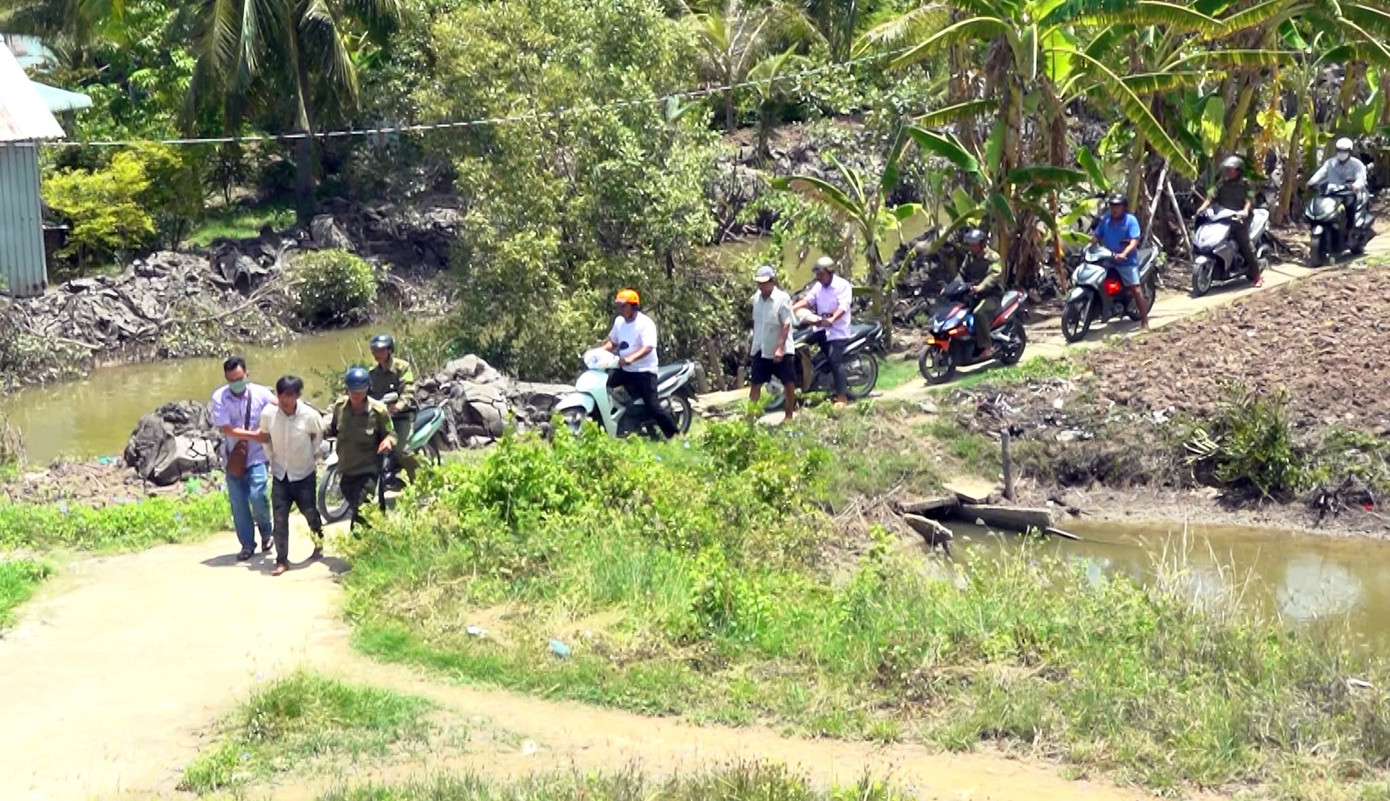 Lực lượng chức năng bắt đối tượng cướp giật tài sản giữa ban ngày. Lực lượng chức năng bắt đối tượng cướp giật tài sản giữa ban ngày.