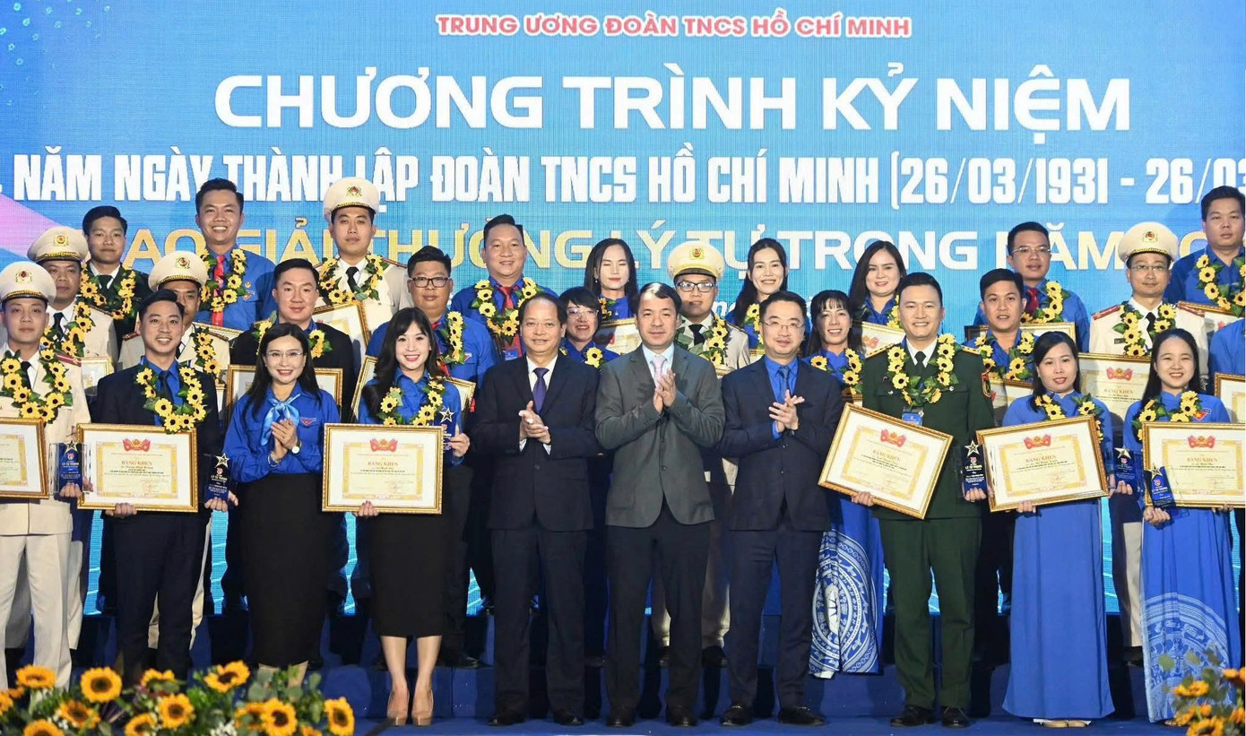 Các đại biểu trao bằng khen cho cán bộ Đoàn được nhận giải thưởng Lý Tự Trọng 2025. Ảnh nhân vật cung cấp.