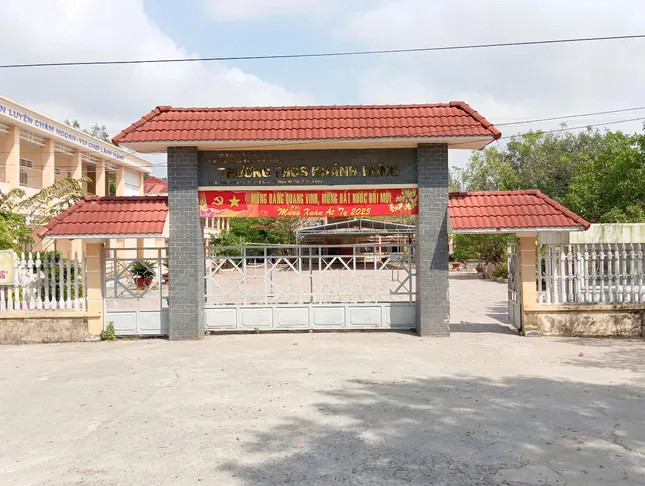 Trường THCS Khánh Hưng (tỉnh Cà Mau). Trường THCS Khánh Hưng (tỉnh Cà Mau).