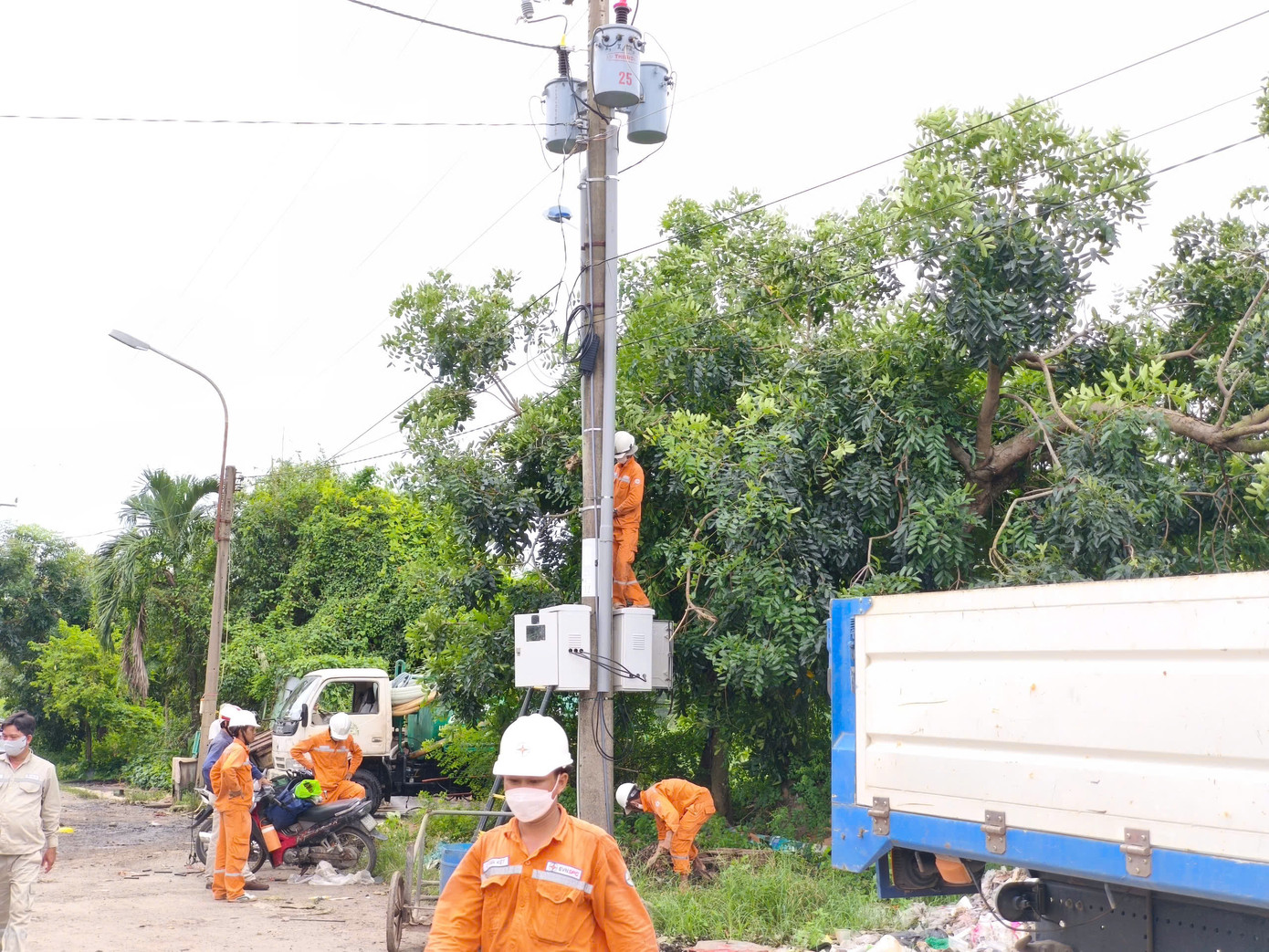 Điện lực đã thi công xong đường điện đấu nối vào khu bãi chứa rác tạm để vận hành bơm nước.