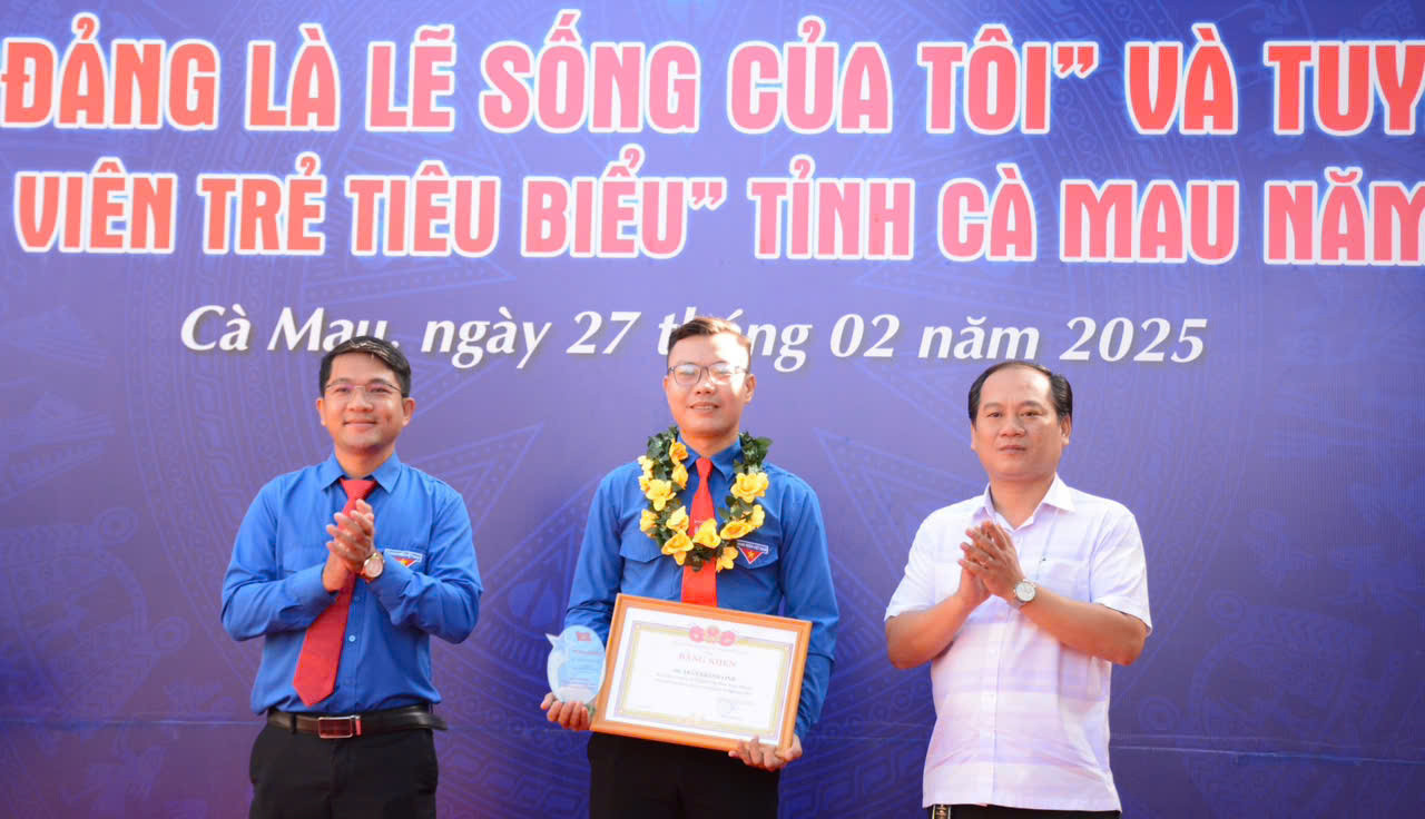 Anh Trần Đăng Khoa - Phó Bí thư Tỉnh Đoàn và ông Nguyễn Chí Công - Phó Giám đốc Sở Văn hoá - Thể thao và Du lịch trao bằng khen và biểu trưng cho đảng viên trẻ được tuyên dương. Anh Trần Đăng Khoa - Phó Bí thư Tỉnh Đoàn và ông Nguyễn Chí Công - Phó Giám đốc Sở Văn hoá - Thể thao và Du lịch trao bằng khen và biểu trưng cho đảng viên trẻ được tuyên dương.