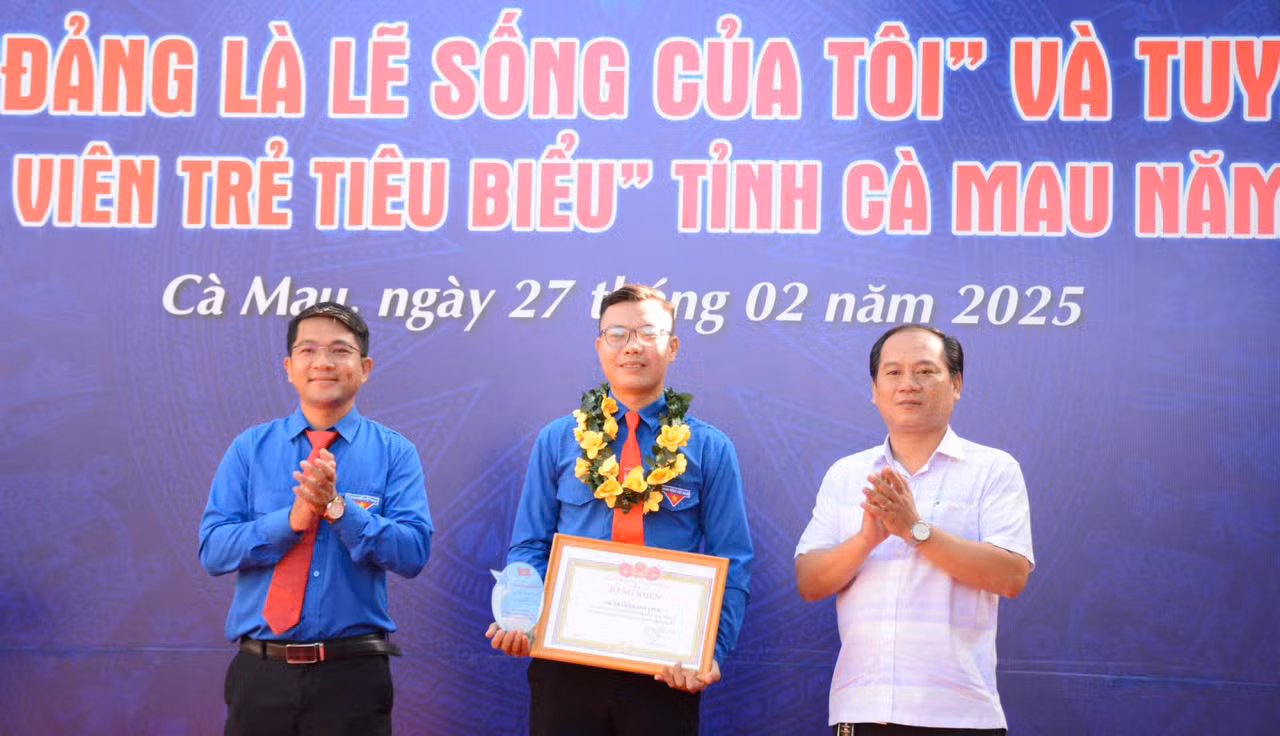 Anh Trần Đăng Khoa - Phó Bí thư Tỉnh Đoàn và ông Nguyễn Chí Công - Phó Giám đốc Sở Văn hoá - Thể thao và Du lịch trao bằng khen và biểu trưng cho đảng viên trẻ được tuyên dương.
