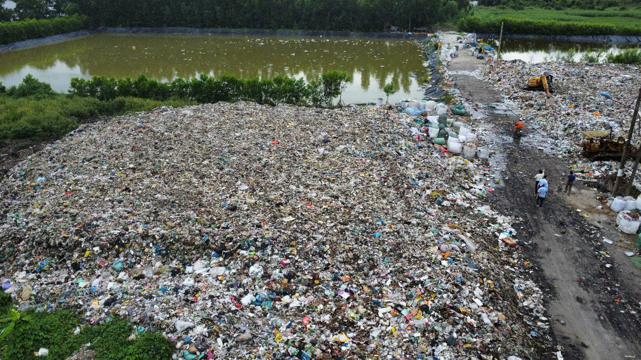 Khu chôn lấp rác tạm của Cà Mau.