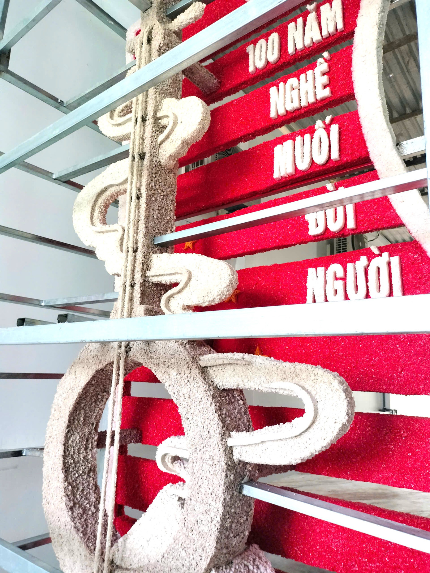 Trên cây đàn kìm làm bằng muối cũng thể hiện chủ đề của Festival nghề muối Việt Nam - Bạc Liêu là "Trăm năm đời muối - đời người".