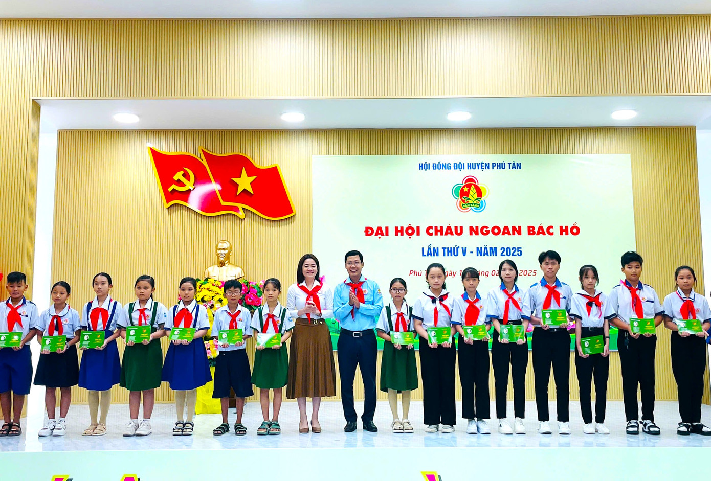 Những “bông hoa” đẹp trong vườn hoa Cháu ngoan Bác Hồ. Những “bông hoa” đẹp trong vườn hoa Cháu ngoan Bác Hồ.