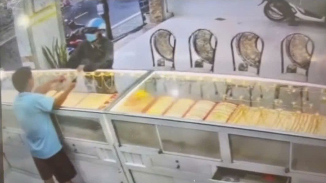 Nghi phạm đến tiệm vàng hỏi mua vàng.