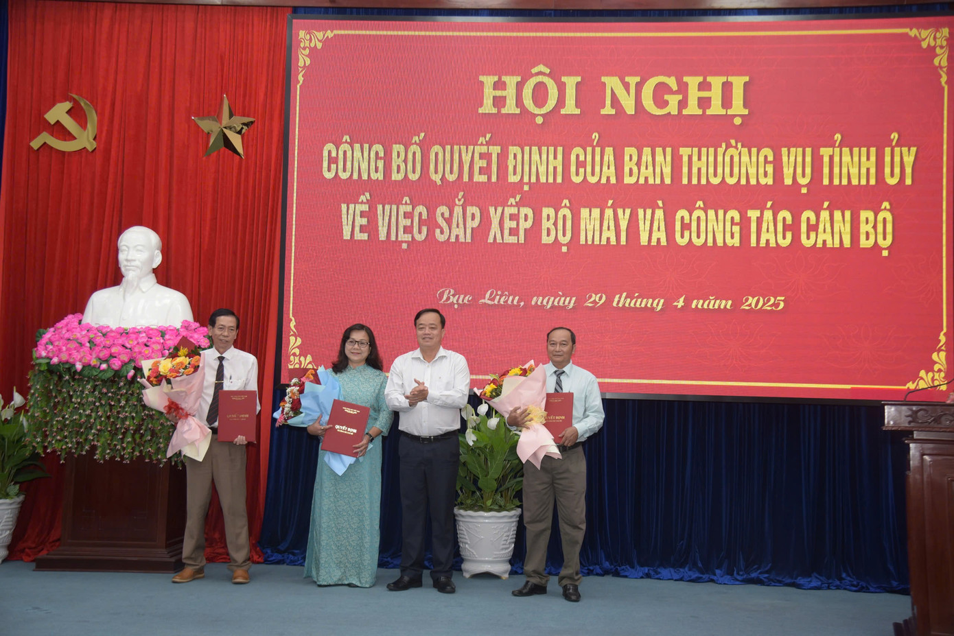 Lãnh đạo Tỉnh uỷ Bạc Liêu trao quyết định cho một số cán bộ tự nguyện xin nghỉ để tạo điều kiện thuận lợi sắp xếp bộ máy. Lãnh đạo Tỉnh uỷ Bạc Liêu trao quyết định cho một số cán bộ tự nguyện xin nghỉ để tạo điều kiện thuận lợi sắp xếp bộ máy.