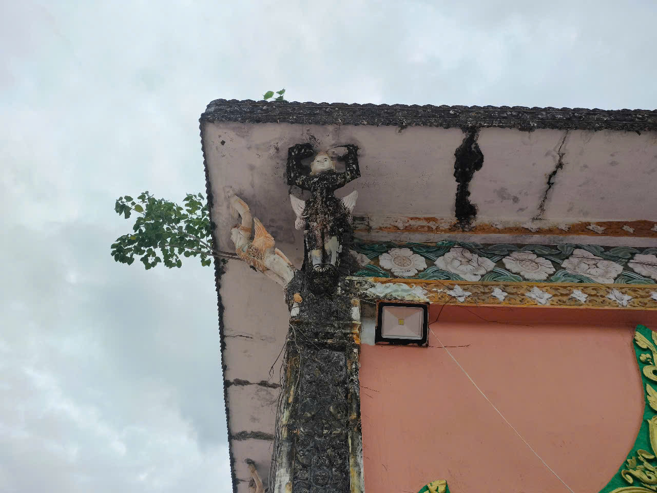 Trụ trì chùa Cao Dân - Lâm Sơn chia sẻ: “Mỗi khi trời mưa, phật tử đến chùa phải sang khu vực khác để tiếp tục làm lễ. Khi trời nắng, có gió, nhiều phật tử cũng không dám sinh hoạt vì gỗ mái, ngói bị mục, xuống cấp”.