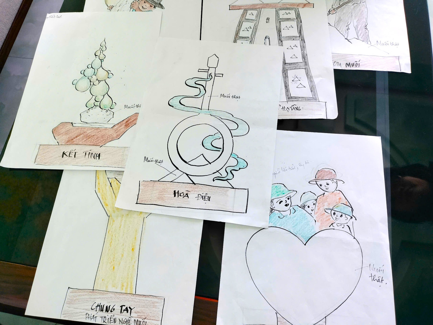 Ban đầu, anh Ân phác họa khoảng 6 mô hình, sản phẩm làm bằng muối và cuối cùng chọn cây đàn kìm, bởi gắn với loại hình nghệ thuật đờn ca tài tử vang danh xứ Bạc Liêu.