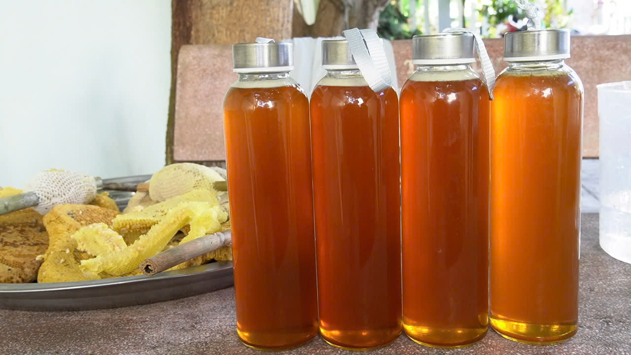 Sau khi lấy từ rừng về, người dân vắt mật ngay và cho vào chai để đảm bảo chất lượng.