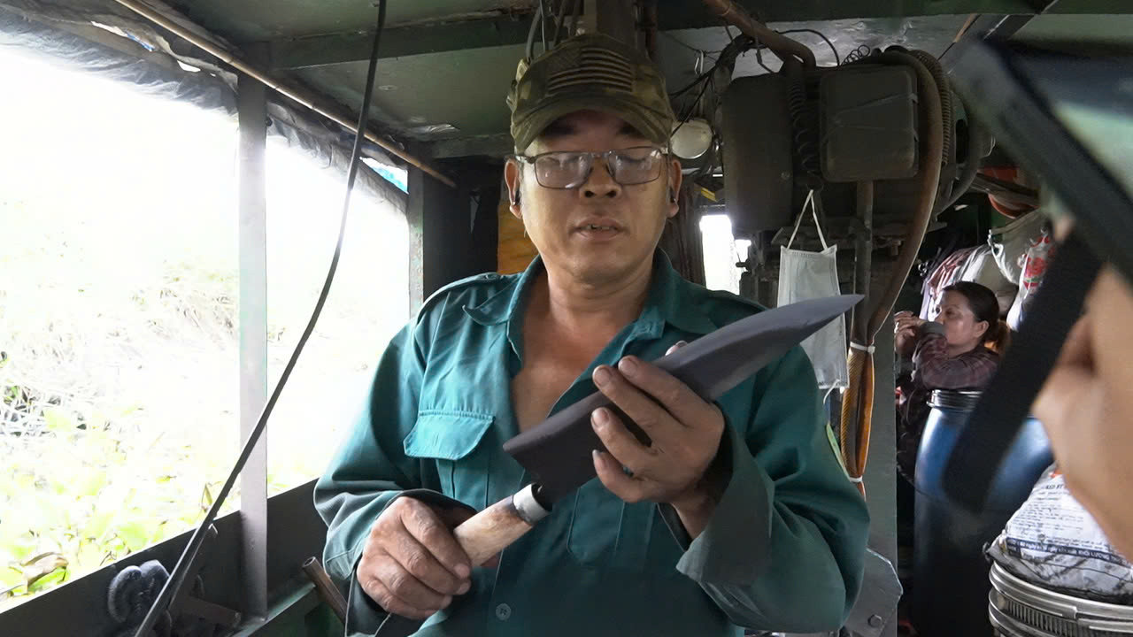 Chiếc ghe bằng sắt (chẹt) là phương tiện mưu sinh cũng là nhà của hai vợ chồng ông Nhân. Vì đi trên sông, nên lò rèn của ông Nguyễn Thanh Nhân phải canh theo con nước. Chiếc ghe bằng sắt (chẹt) là phương tiện mưu sinh cũng là nhà của hai vợ chồng ông Nhân. Vì đi trên sông, nên lò rèn của ông Nguyễn Thanh Nhân phải canh theo con nước.