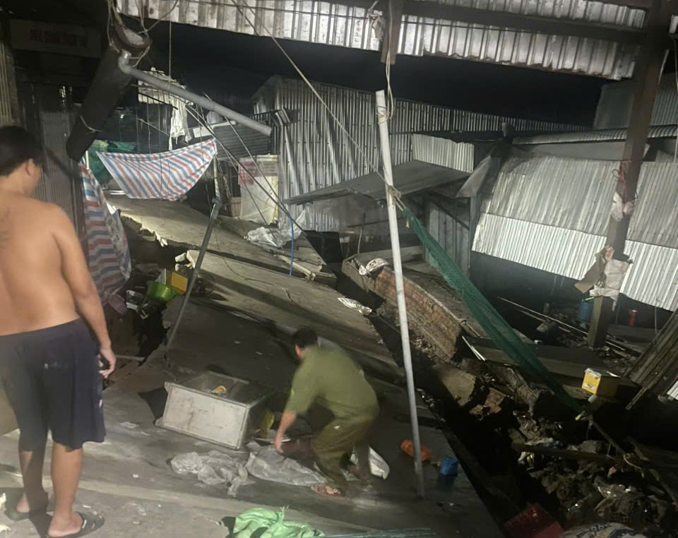 Ngành chức năng địa phương hỗ trợ người dân di dời tài sản, khắc phục sự cố.