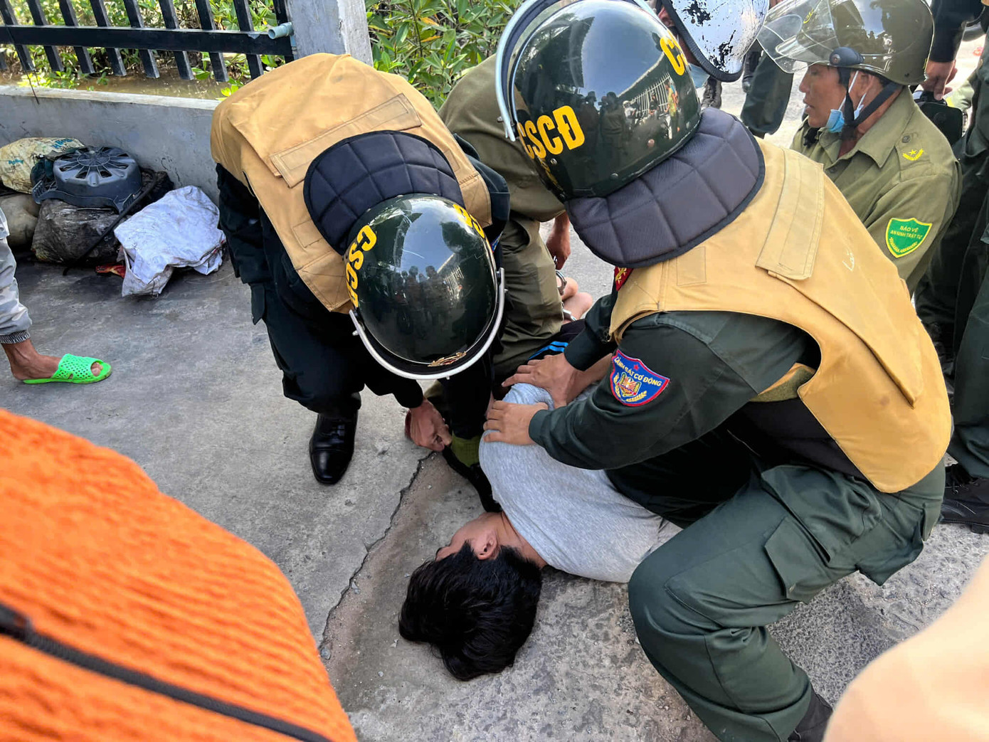 Công an khống chế, bắt giữ đối tượng Bùi Minh Lợi. Ảnh: CACM. Công an khống chế, bắt giữ đối tượng Bùi Minh Lợi. Ảnh: CACM.