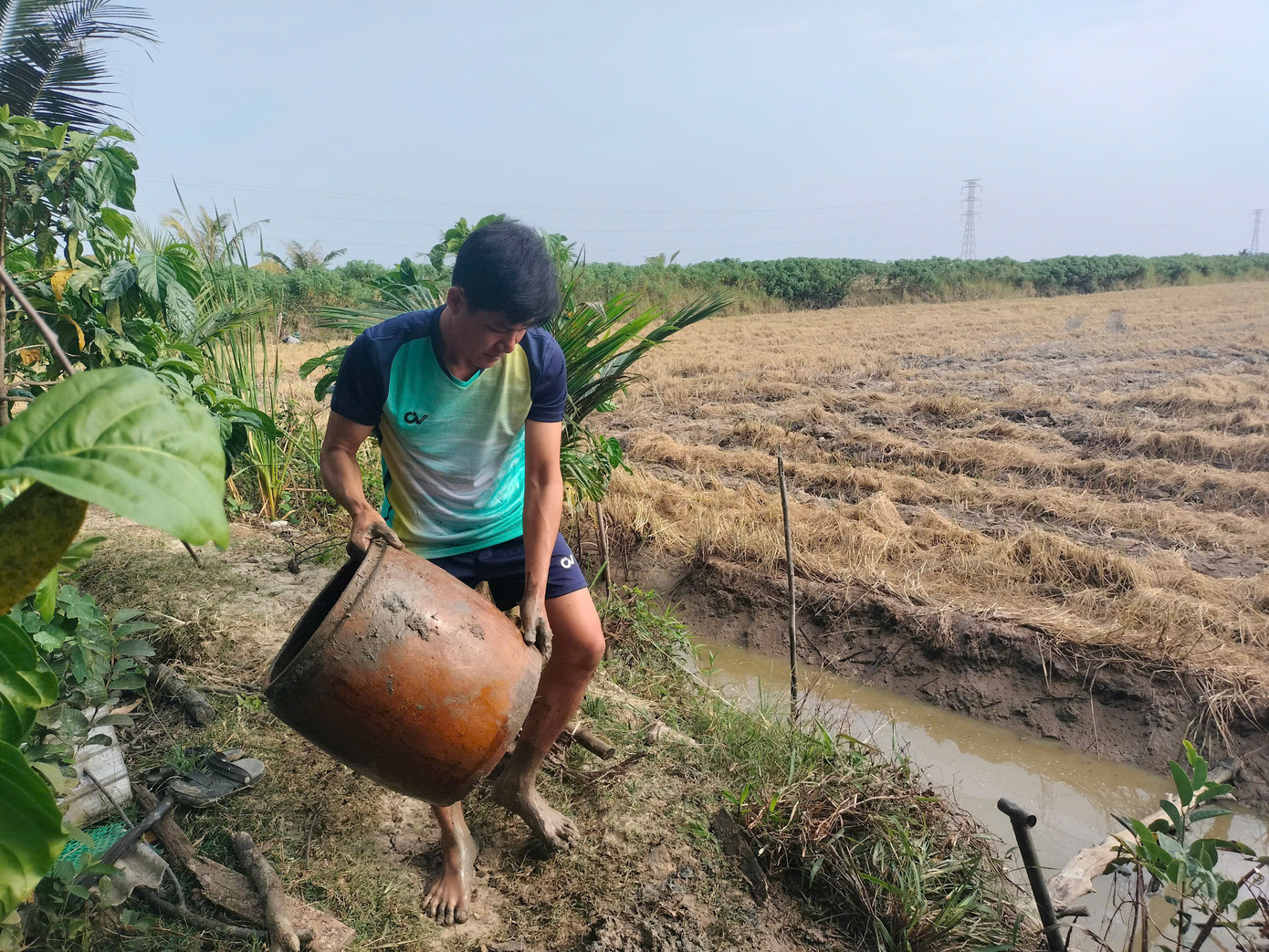 Ông Nguyễn Hoàng Nam (68 tuổi, ngụ xã Tân Lộc, huyện Thới Bình) cho hay, ngày xưa, khi lú, lưới chưa được thịnh hành nên người dân nghĩ ra cách làm hầm bắt cá. “Hồi đó, cá nhiều lắm, có khi một đêm bắt được cả chục ký. Còn giờ "vô mánh" lắm chỉ kiếm được khoảng vài ký, có đêm chỉ vài con”, ông Nam nói.