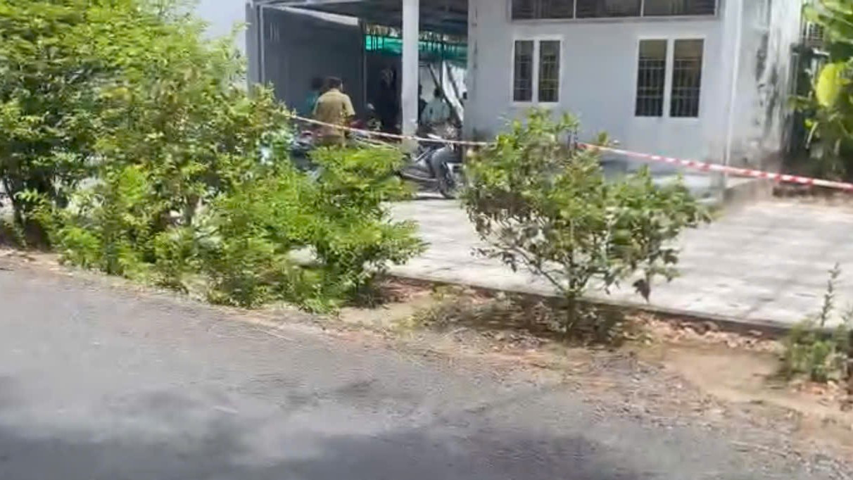 Lực lượng công an đang bảo vệ hiện trường, làm việc với những người có liên quan. Lực lượng công an đang bảo vệ hiện trường, làm việc với những người có liên quan.